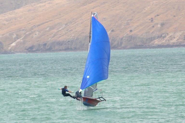 R607 - TheVirtual - Paul Roe and Dan Leech sheeting kite on foils