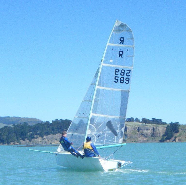R589 - Merde - Steve MacIntosh and David Pairman launching the foiling woof