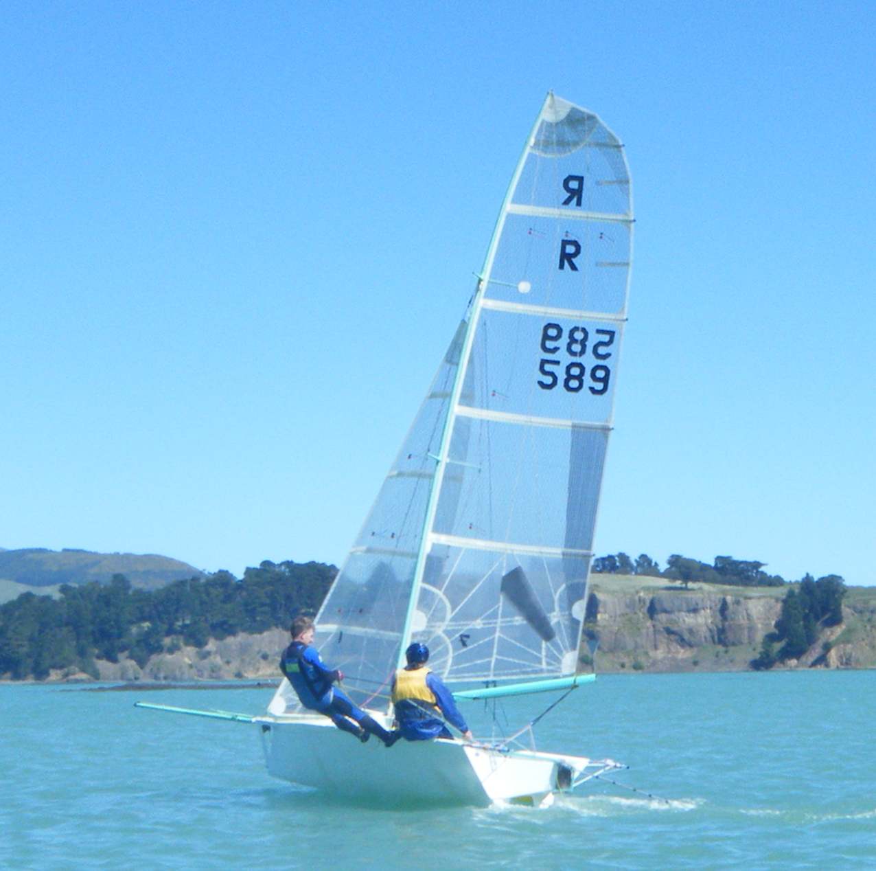 R589 - Merde - Steve MacIntosh and David Pairman launching the foiling woof
