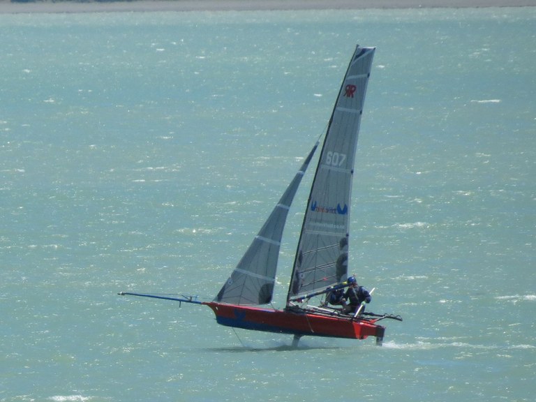 R607 - TheVirtual - Paul Roe and Jess Hix foiling upwind