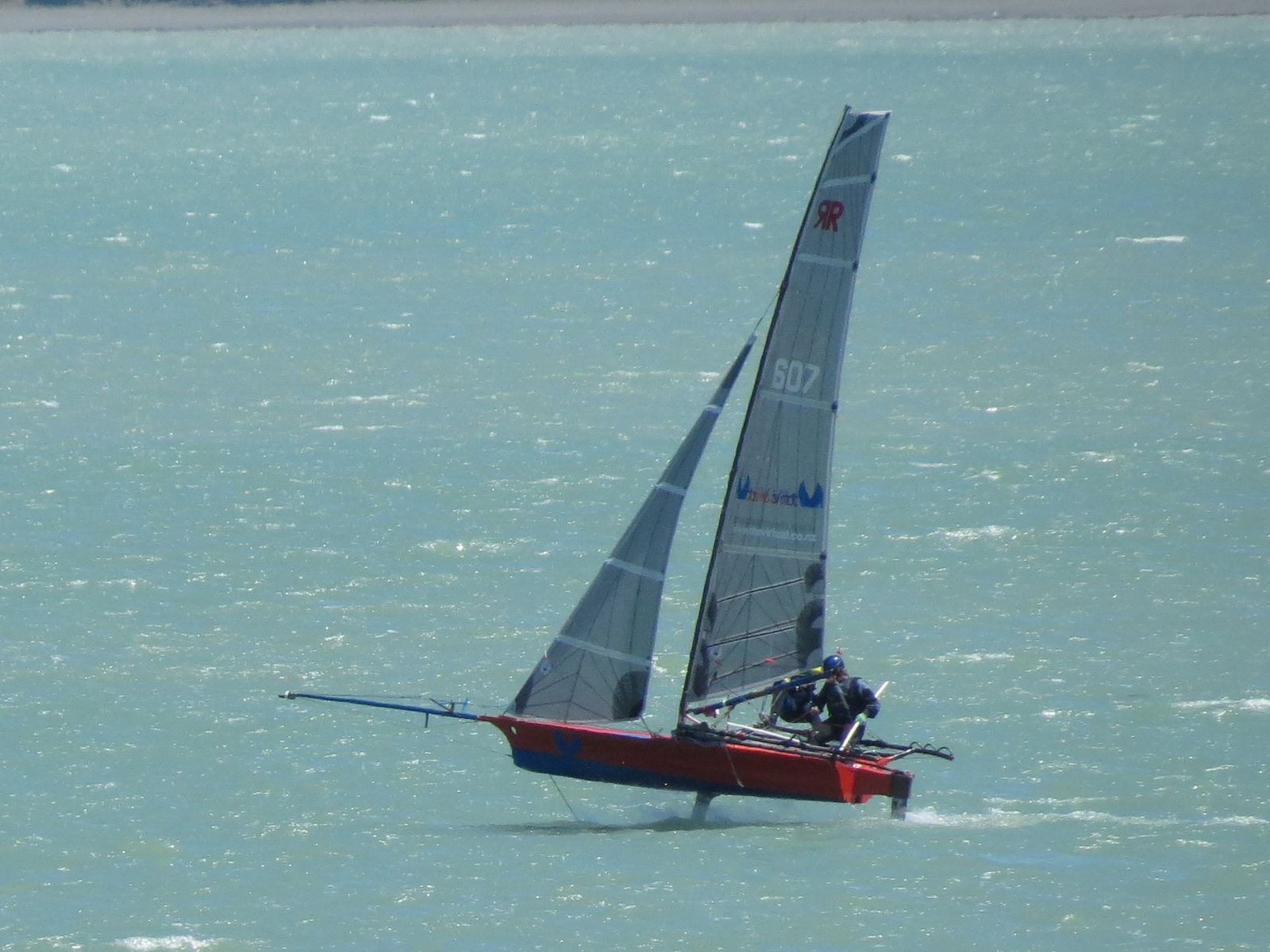 R607 - TheVirtual - Paul Roe and Jess Hix foiling upwind